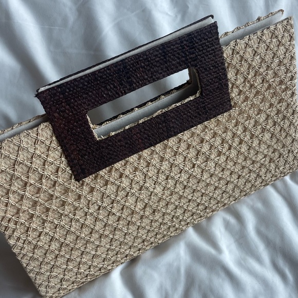 Hand-woven raffia clutch with handle - Picture 4 of 6